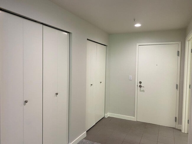 Building Photo - Spacious Seattle Condo - $2,200