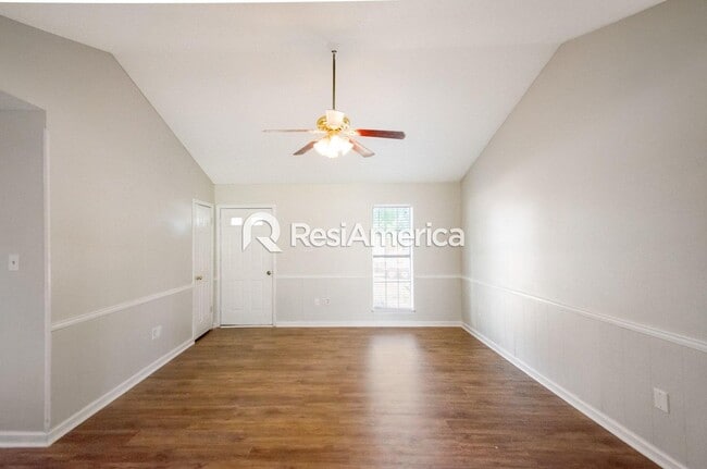 Building Photo - Classic Styling in Horn Lake with great cu...