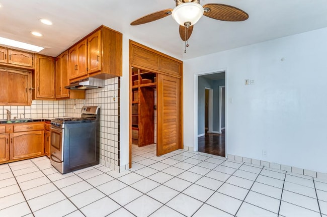 Building Photo - 15332 Castana Ave