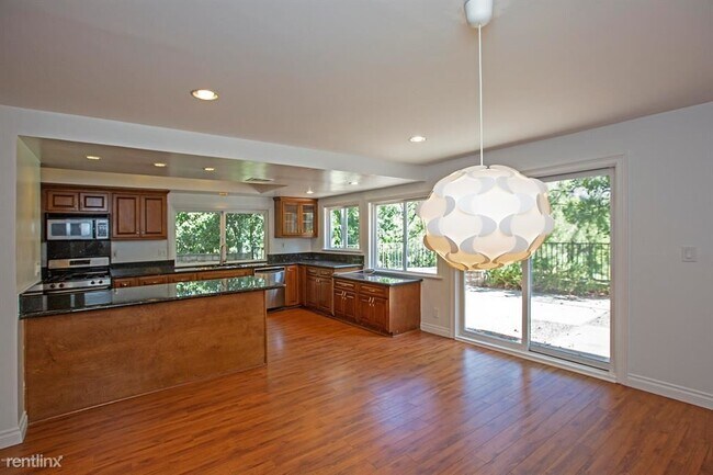 Building Photo - 4 br, 3 bath Townhome - 787 Starlight Heig...