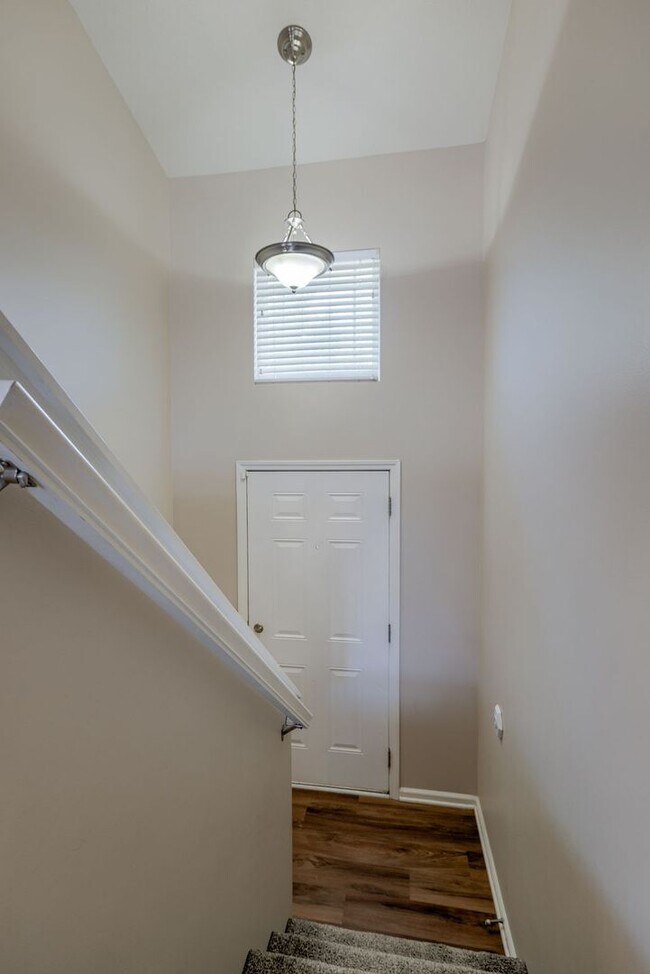 Building Photo - Home Sweet Home Just Steps from the Park!!