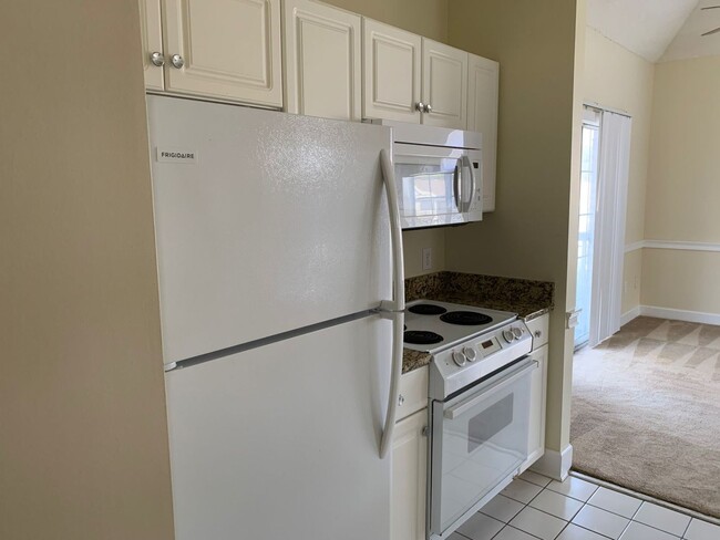 Building Photo - 1 Bedroom 3rd Floor Condo in Myrtlewood