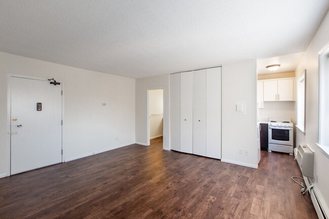 Interior Photo - 242 West Franklin Ave