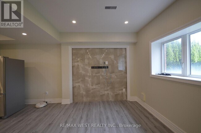 Photo du bâtiment - 165 Woodgate Pines Dr