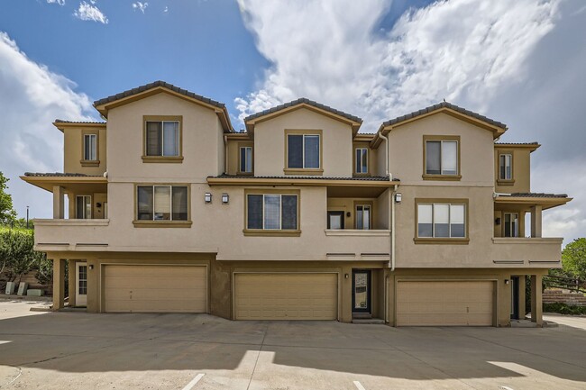 Building Photo - Evolve Real Estate: Updated Townhome Nestl...