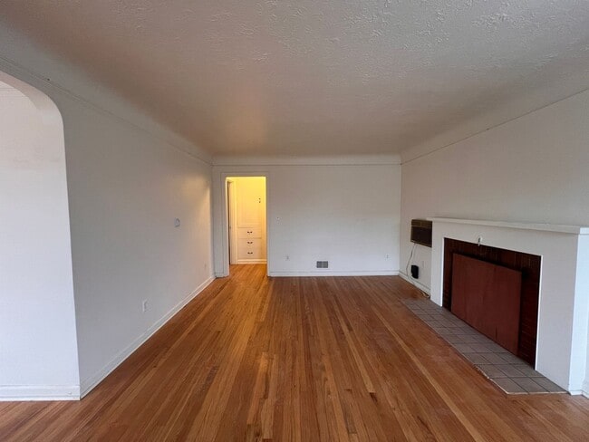 Building Photo - APPLICATION PENDING - Charming Two Bedroom...