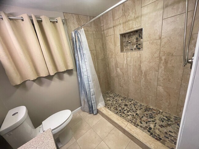 Ducha - 1097 Club View Dr