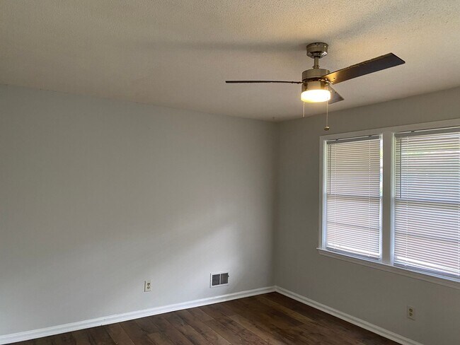 Building Photo - 145 Aster Cir