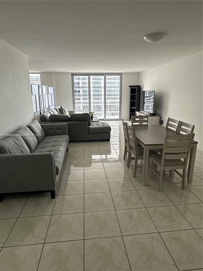 Foto del edificio - 5825 Collins Ave