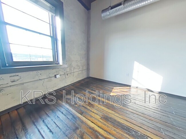 Building Photo - 110 S 15th St