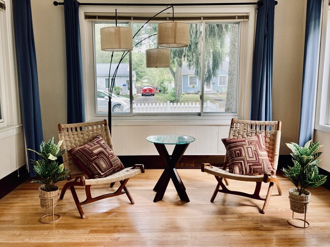 Sun Room/Reading Room - 113 Fairview St