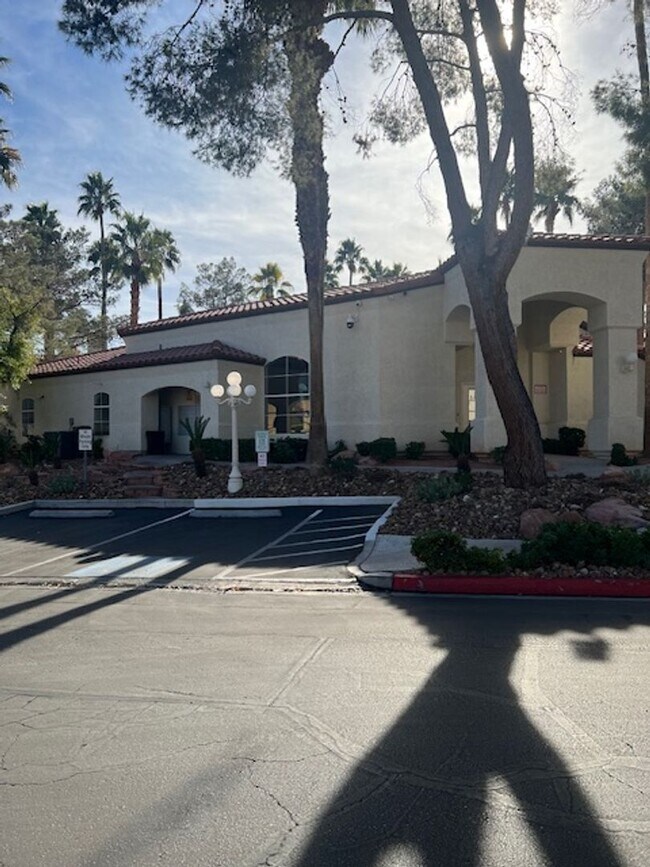 Foto del edificio - Ground-Level Condo with Dual Primary Suites!