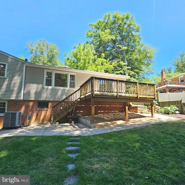 Foto del edificio - 8925 Falling Creek Ct