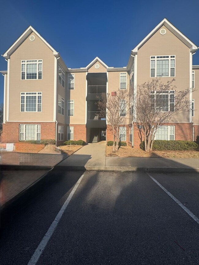 Foto del edificio - Special Rate! SPACIOUS 1 Bed 1.5 Bath Condo with Sunroom and AMENITIES!!!