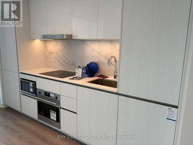 Photo du bâtiment - 8 Interchange Wy