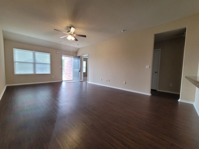 Foto del edificio - Beautiful 4 bedroom Home on Valley View Golf Course. HUGE Fenced Yard!