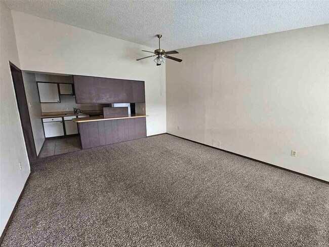 Building Photo - 913 NE Rogers Ln