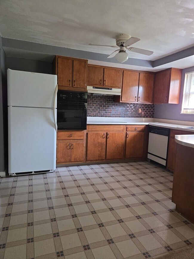 Foto del edificio - Great 4BR, 2BA single family home with AC ...
