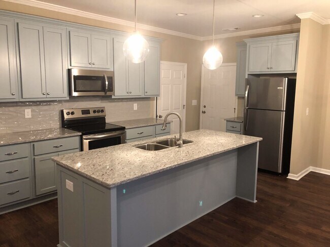 Foto del edificio - Charming 3-Bedroom, 2-Bath Home – Lawn Car...