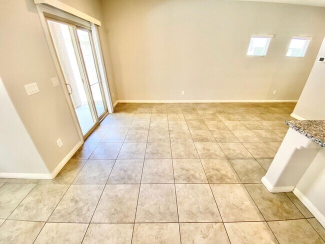 Building Photo - STUNNING 3 BEDROOM 2.5 BATH NEAR RHODES RA...