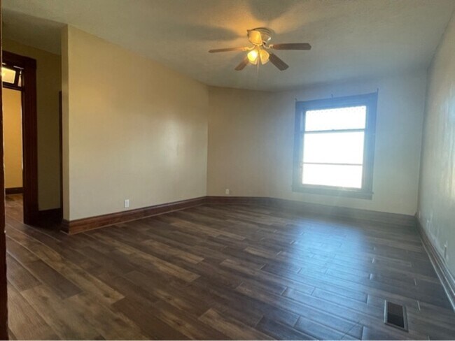 Building Photo - 705 6th Ave