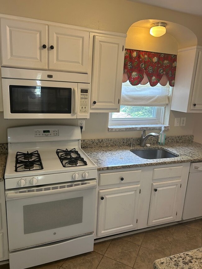 Building Photo - 4br 3Ba Silver Spring Cape Cod