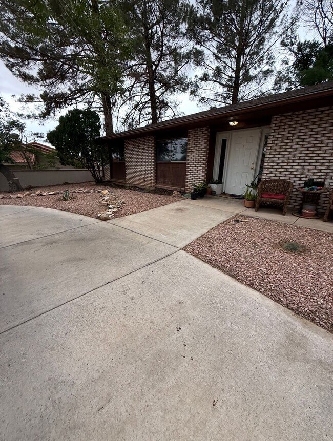 Foto del edificio - Remodeled Three Bedroom Home in Desirable Bloomington