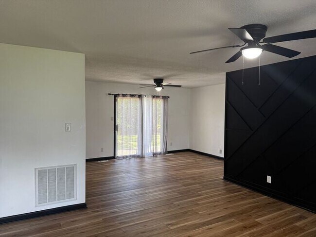 Building Photo - Updated 4 Bedroom Ranch in Established Nei...