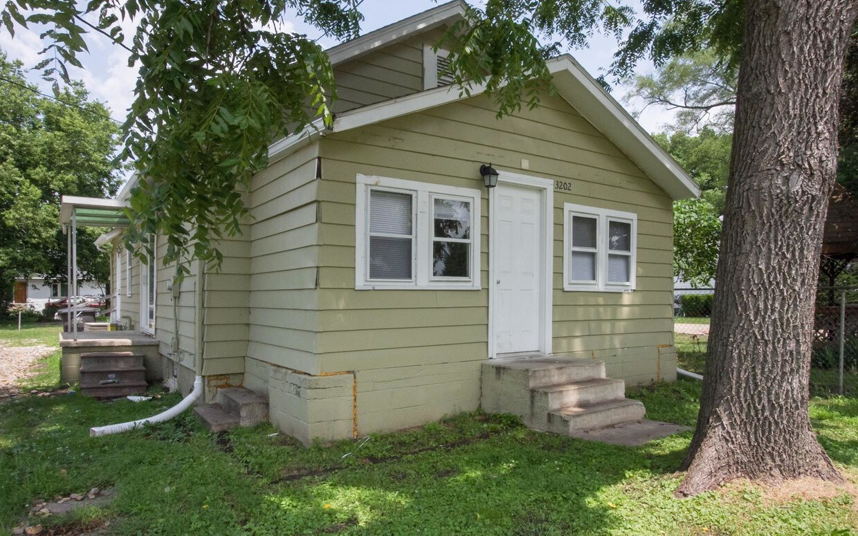 Primary Photo - 3202 E University Ave
