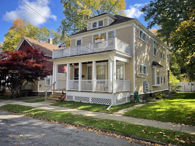 Building Photo - 128 Luton Ave SE