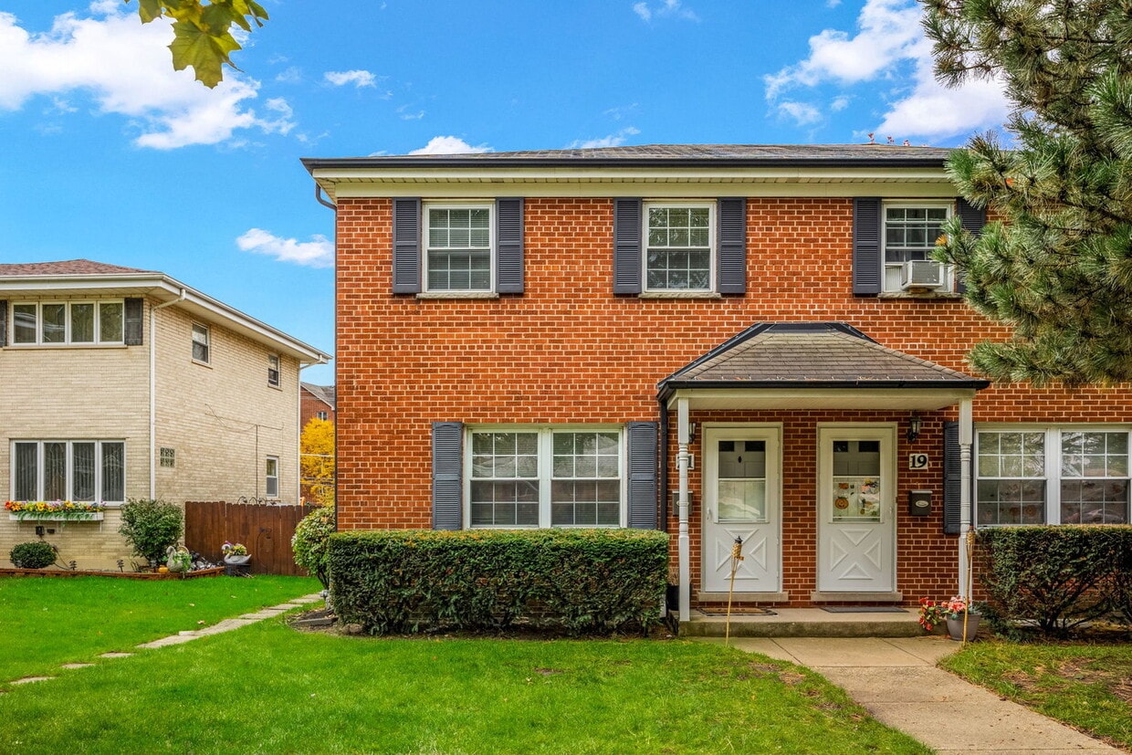 Primary Photo - 21 E Thorndale Ave