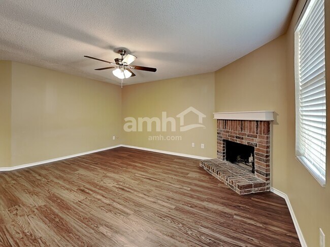 Foto del edificio - 711 Odenville Dr