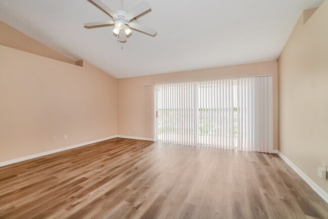 Foto del edificio - 310 Country Lakes Cir