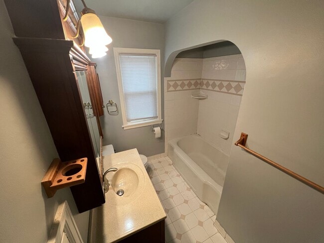 Building Photo - Absolutely Charming 3B 1B Bungalow
