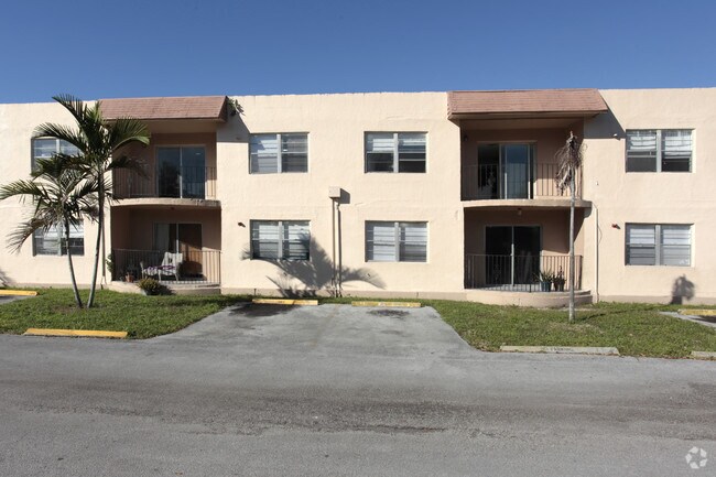 2851 Griffin Rd - Hollywood Park North