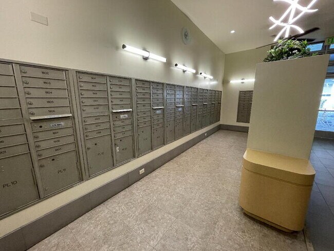 Building Photo - REGENCY TOWER studio w/pkg, sec, A/C, W/D,...