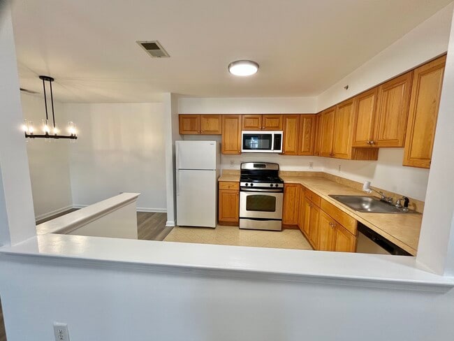 Building Photo - 733 Cedar Ct