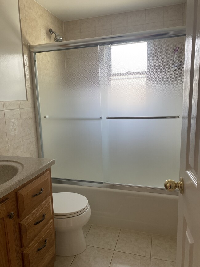 Full Bathroom - 2A Cecil Pl