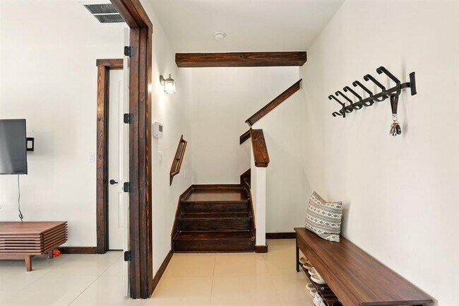 Foto del edificio - 1108 W 15th 1/2 St