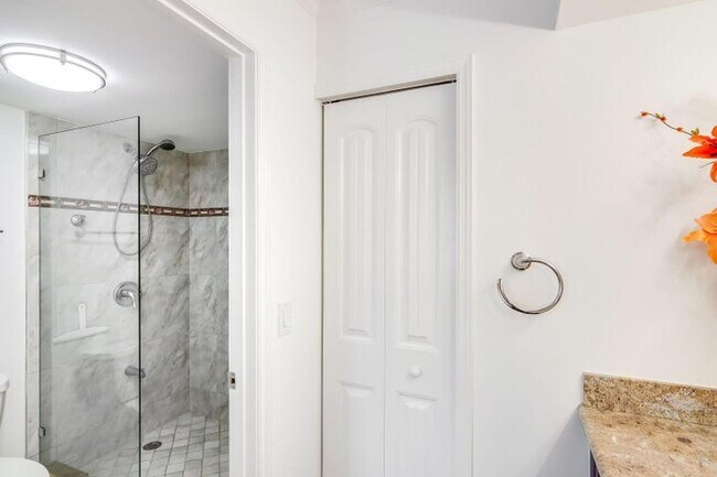 Foto del edificio - 1715 Village Blvd