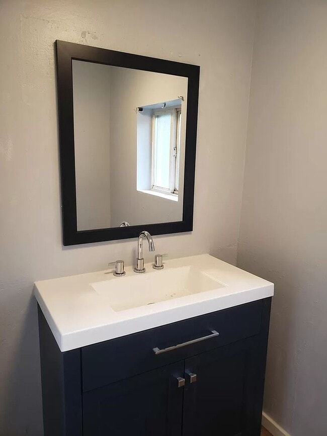 Building Photo - Remodeled 2 bed / 1 bath with den and base...
