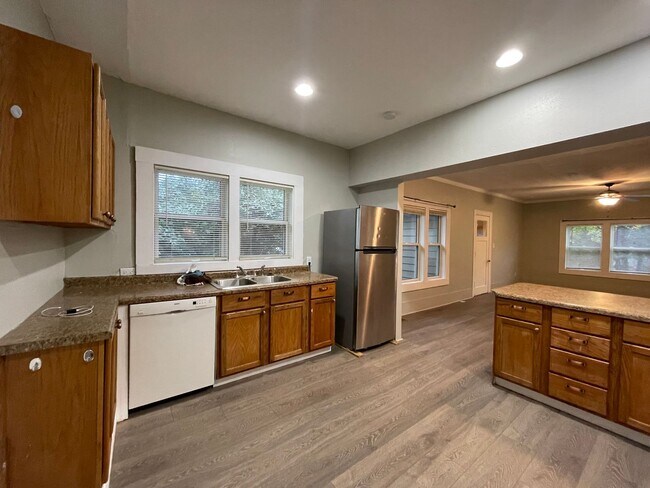 Building Photo - Cozy Three Bedroom in the Heart of Minot