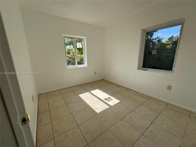 Foto del edificio - 8301 NW 5th Ave