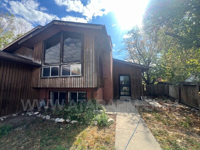 Foto del edificio - 270 Country Club Dr