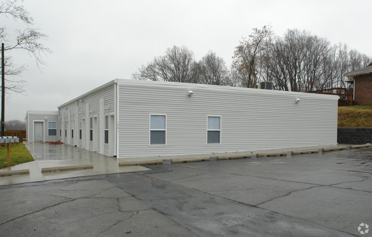 Primary Photo - 1201 28th St