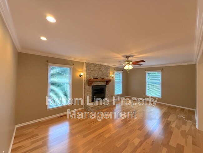 Foto del edificio - 317 Treeline Dr