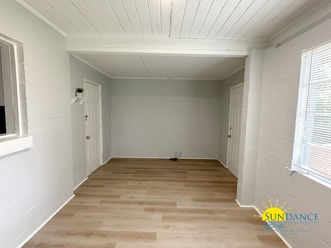 Building Photo - Newly Renovated 2 Bedroom Home in Pensacola!