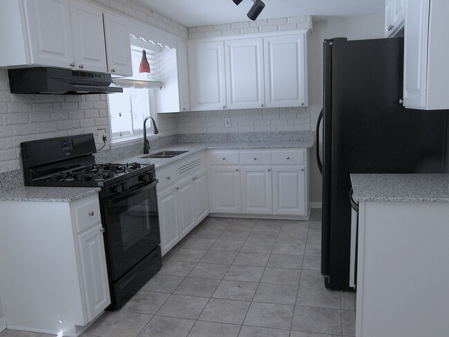 Building Photo - 25 Abby Ln