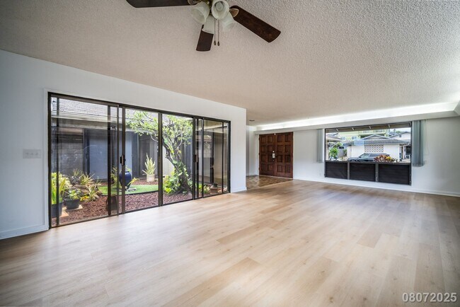 Foto del edificio - Newly Renovated 3 BD/2 BA Home with 2 Car ...