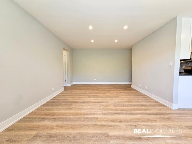 Building Photo - 1 bedroom in CHICAGO IL 60657
